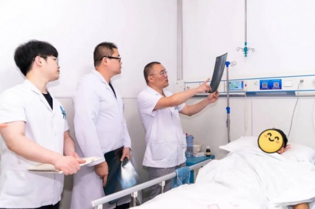 前沿医讯|双侧股骨干粉碎性骨折！徐州一院创伤中心戴勇团队10枚螺钉为他精准重塑“擎天柱”