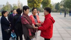 市第一人民医院人事处组织退休职工重阳节活动