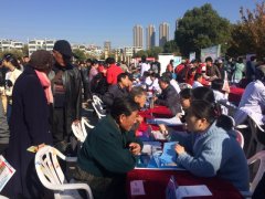 市一院大型博士专家义诊团列席健康节为市民送健康
