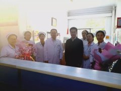 深入一线送祝福 真情关怀暖人心——市一院领导“5.12”护士节走访慰问护士