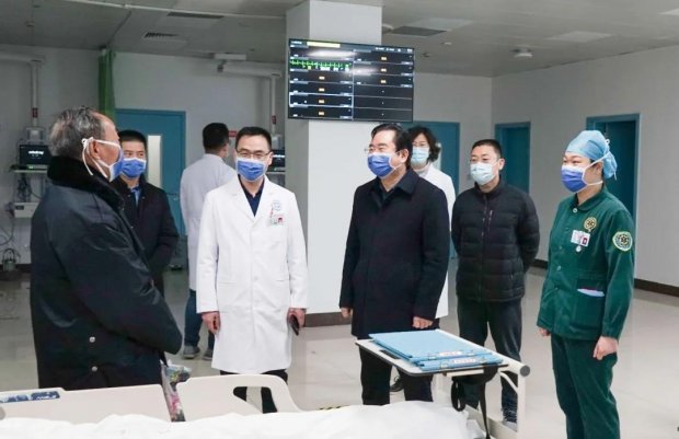 大年初一 我院领导向一线职工和住院患者慰问送祝福